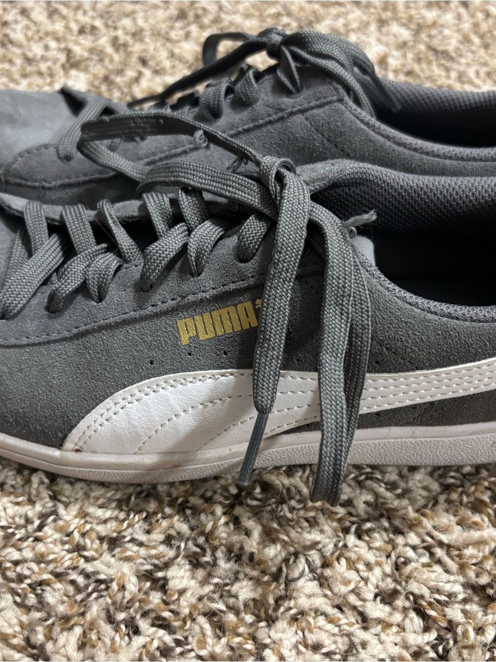 PUMA Suede Woman's Gray/White Low Top Lace-Up 8.5